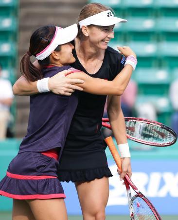 　ダブルスで優勝し、抱き合って喜ぶ青山（左）、ボラコバ組＝大阪市靱テニスセンター
