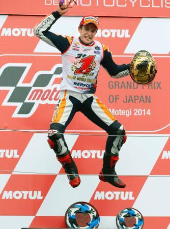 　日本グランプリ２位で総合優勝を決め、大喜びのマルク・マルケス＝ツインリンクもてぎ（ＡＰ＝共同）