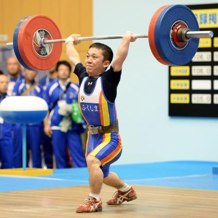 　成年５３キロ級　トータル２１５キロで優勝した福島・吉田真弘＝県立諫早農業高校第１体育館