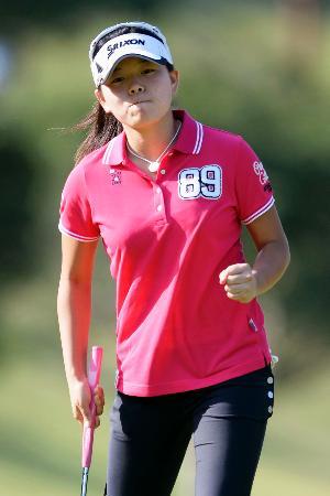 　１６番でバーディーを決めガッツポーズする、女子個人で優勝した鹿児島・勝みなみ＝喜々津ＣＣ