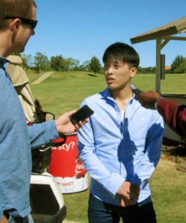 　１４日、米テキサス州アービングで地元記者からインタビューを受ける、バスケットボール日本代表の富樫勇樹（共同）