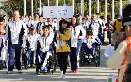 　アジアパラ大会の選手村入村式の会場に入る日本選手団＝１５日（共同）