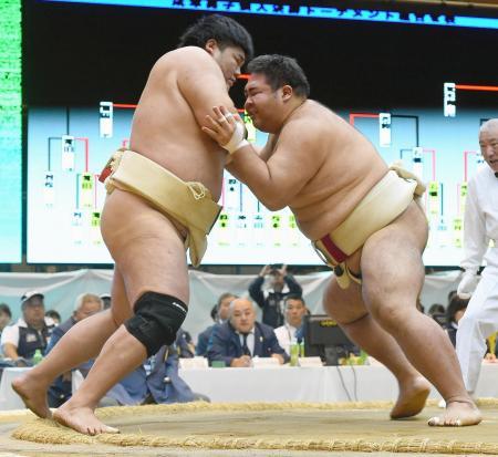 　成年個人決勝　優勝した石川・荒木関賢悟（右）＝平戸文化センター