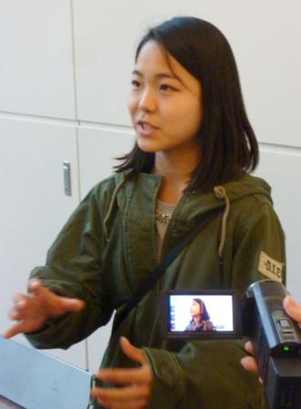 　韓国・平昌での合宿から帰国し、記者の質問に答えるジャンプ女子の高梨沙羅
