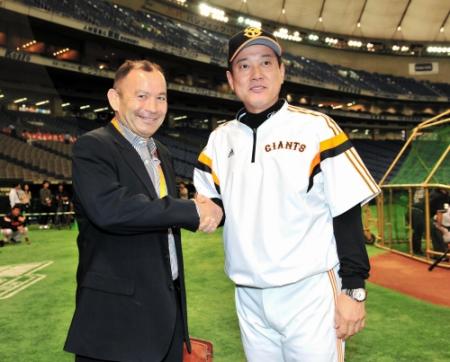　ラグビー日本代表のエディー・ジョーンズ・ヘッドコーチ（左）と握手をする巨人・原辰徳監督