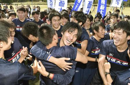 　予選会10位で箱根駅伝初出場を決め、喜びを爆発させる創価大の選手たち＝国営昭和記念公園