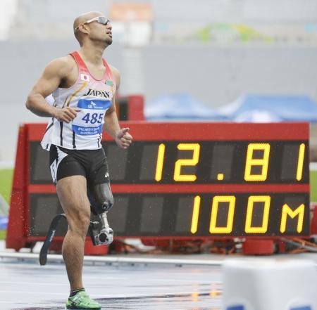　男子１００メートル（Ｔ４２）で１２秒８１のアジア新で優勝した山本篤＝仁川（共同）