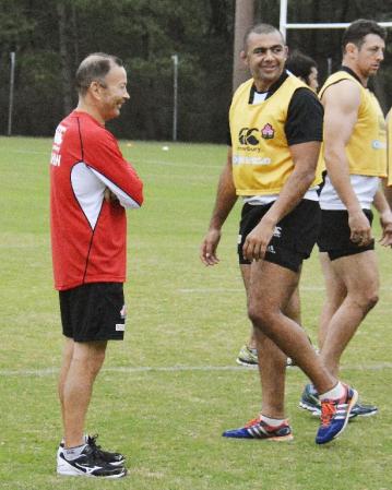 　練習で笑顔を見せるラグビー日本代表のリーチ・マイケル（中央）。左はエディー・ジョーンズ・ヘッドコーチ＝宮崎市内