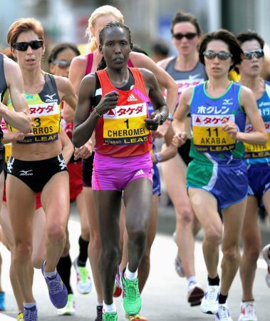　２０１２年の横浜国際女子マラソンで先頭集団を形成する選手ら＝横浜市