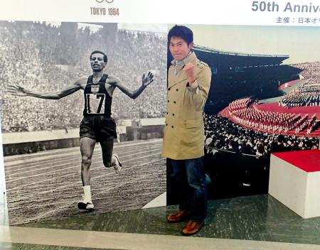 　ニューヨークシティマラソン出発を前に、１９６４年東京五輪金メダリストのアベベの写真とともに意気込む川内優輝