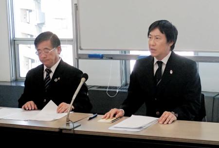　冨田への処分を決定し、会見した鈴木会長（右）と、泉専務理事