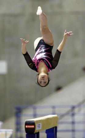 　女子予選　鶴見虹子の平均台＝国立代々木競技場