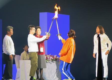 　スペシャルオリンピックスの国内大会が開幕し、会場で行われた聖火リレー＝１日午後、福岡市博多区