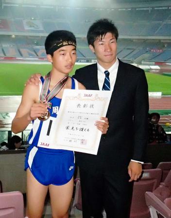 　ジュニアオリンピック大会の男子１００メートルで優勝した宮本大輔（左）と記念撮影する桐生祥秀
