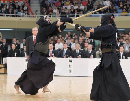 　決勝で国友錬太朗（右）に１本目の面を決める竹ノ内佑也＝日本武道館