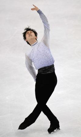 　男子ＳＰで演技する羽生結弦（共同）