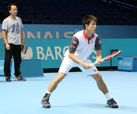 　男子テニスのＡＴＰツアー・ファイナルに向け調整する錦織圭。後方はマイケル・チャン・コーチ＝７日、ロンドン（共同）