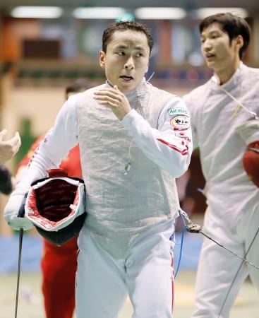 　男子フルーレ個人１回戦で中国の雷声（右）に敗れた太田雄貴＝駒沢体育館