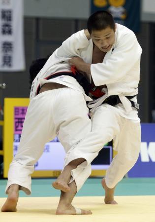 　男子６６キロ級決勝　西山祐貴（左）を破り、史上最年少で優勝した阿部一二三＝千葉ポートアリーナ