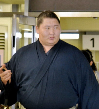 九州場所初日に日馬富士と対戦した逸ノ城