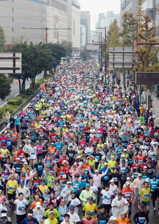 　「福岡マラソン２０１４」で福岡市の繁華街・天神をスタートした大勢のランナー＝９日