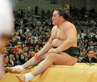 日馬富士　５６年ぶりの勇み足金星配給