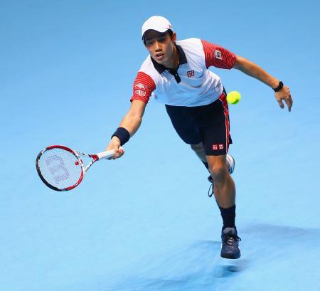 　テニスのＡＴＰツアー・ファイナルのシングルス準決勝で、ノバク・ジョコビッチと対戦する錦織圭＝１５日、ロンドン（ゲッティ＝共同）