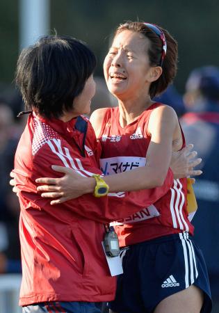 　ゴール後に監督と抱き合う田中