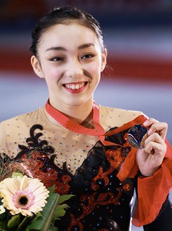 　ロシア杯女子でＧＰシリーズ初優勝を果たし、メダルを手に笑顔の本郷理華＝モスクワ（ゲッティ＝共同）