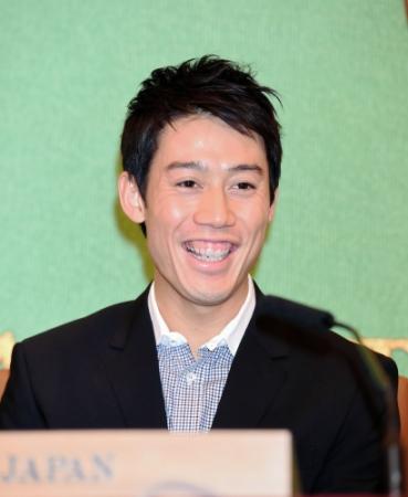 笑顔で質問に答える錦織圭＝東京都千代田区の日本プレスセンター（撮影・北野将市）