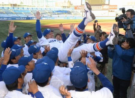 　明大を破って優勝し、胴上げされる駒大の西村亮監督＝神宮