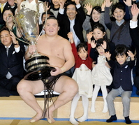 白鵬家の教育　優勝時、妻・紗代子さんと幼い子供たちも客席で“正座”し見守った
