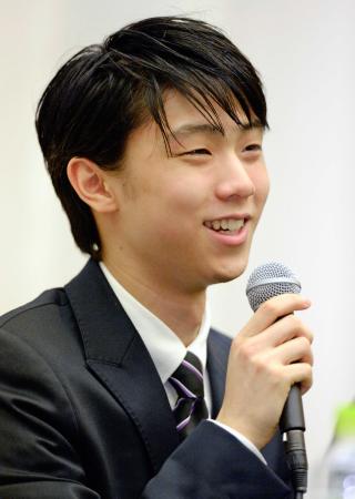 　公式練習後、笑顔で記者会見する羽生結弦