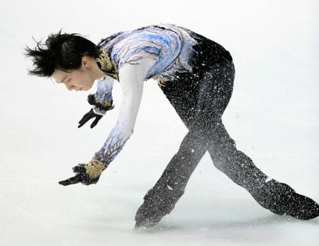 　男子フリーで転倒する羽生結弦＝大阪なみはやドーム