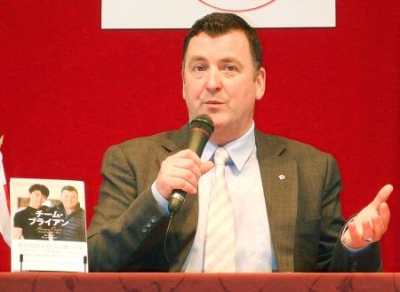 　著書の出版会見を行った、羽生結弦を指導するブライアン・オーサー・コーチ