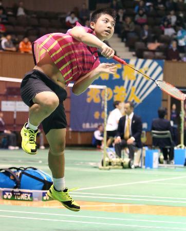 　男子シングルス予選１回戦で勝利した奈良岡功大＝代々木第二体育館