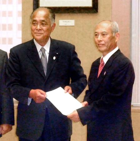 　都議会の高島議長（左）から意見書を受け取る東京都の舛添知事