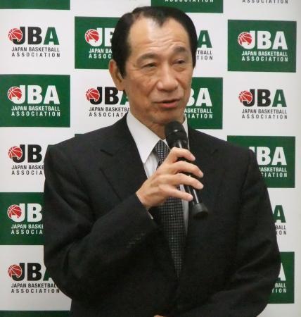 　理事総辞職の方針を表明し記者会見する日本バスケットボール協会の丸尾充会長代行＝３日午後、東京都品川区