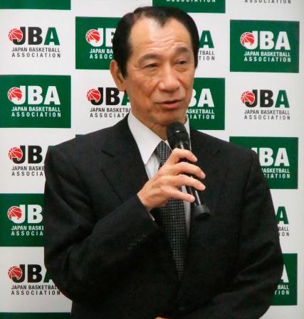 　理事総辞職の方針を表明し記者会見する日本バスケットボール協会の丸尾充会長代行