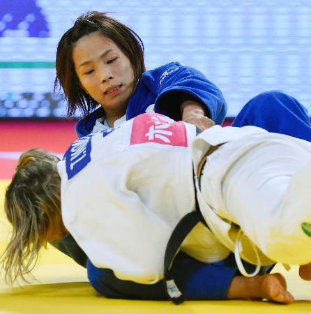 　女子５７キロ級決勝　ポルトガル選手（下）を破り優勝した松本薫＝東京体育館