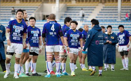 　三菱重工相模原に敗れ、肩を落とす釜石ＳＷフィフティーン＝秩父宮