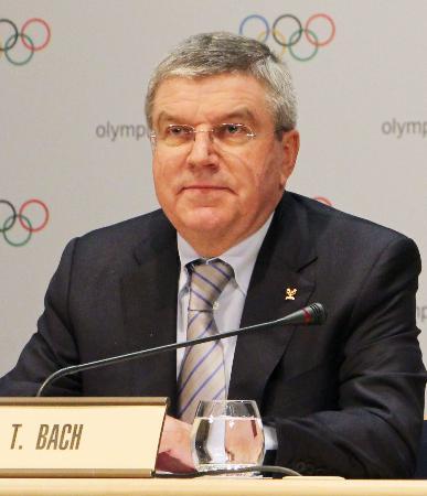 　ＩＯＣ理事会終了後、記者会見するバッハ会長＝６日、モナコ（共同）