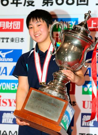 　女子シングルスで優勝し、トロフィーを手に笑顔の山口茜