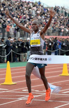 　２時間８分２２秒で優勝したパトリック・マカウ