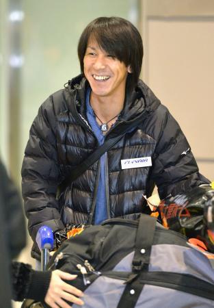 　Ｗ杯最年長優勝記録を更新し、笑顔で帰国したスキージャンプの葛西紀明＝９日午前、成田空港