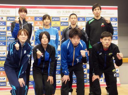　バレーボールの全日本選手権の開幕を控え、ポーズをとる東レの木村沙織（後列左端）ら主要チームの選手たち＝９日午後、東京体育館