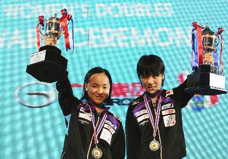 　女子ダブルスで優勝しトロフィーを掲げる平野（右）、伊藤組＝バンコク（ゲッティ＝共同）