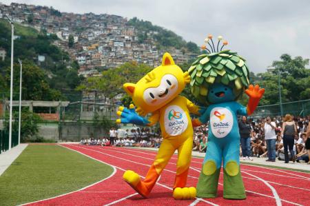 　リオデジャネイロ五輪のマスコット「ビニシウス」（左）とパラリンピックのマスコット「トム」（ロイター＝共同）