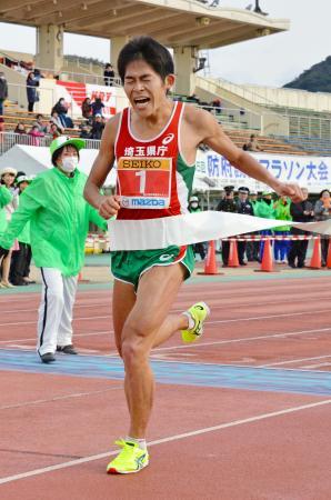 　２時間９分４６秒で、２年ぶり２度目の優勝を果たした川内優輝＝防府市陸上競技場