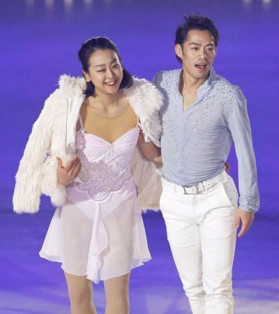 　アイスショーで、ペアを組んで演技した浅田真央（左）と高橋大輔＝新横浜スケートセンター